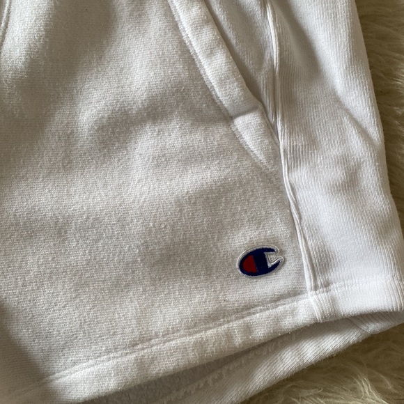 Cute comfy white Champion shorts - Picture 4 of 5